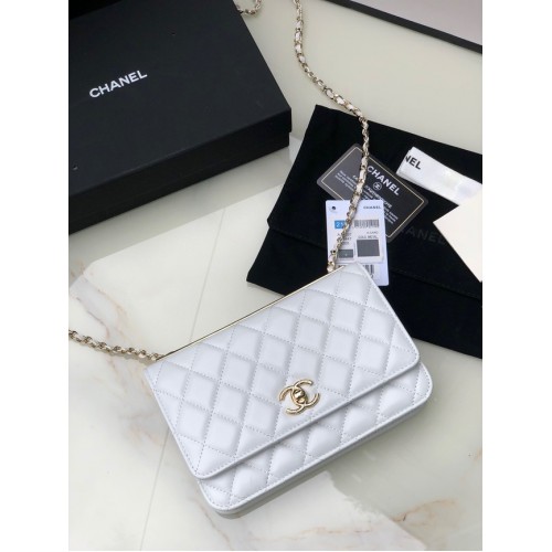 CHANEL WALLET ON CHAIN Lammleder hellgoldfarbenes Metall 80892 weiß
