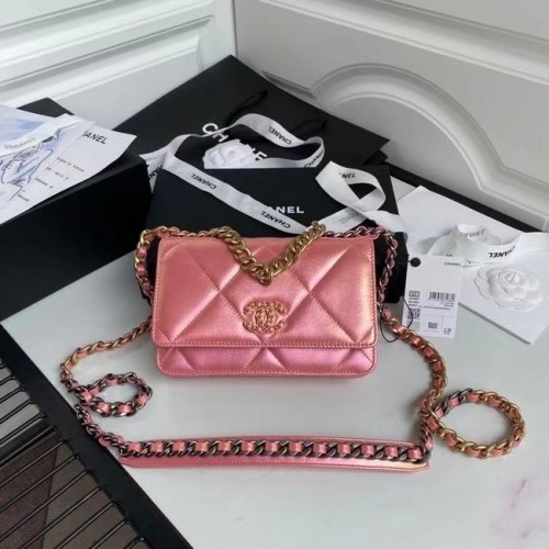 Chanel 19 Iridescent Calfskin Chain Wallet AP0957 rosa