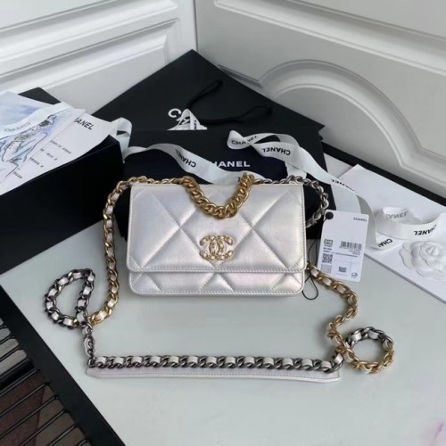Chanel 19 Iridescent Calfskin Chain Wallet AP0957 weiß