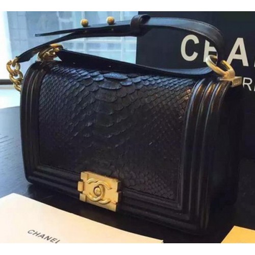 Chanel Boy Flap Umhängetasche Schwarzes Pythonleder A66095 Gold