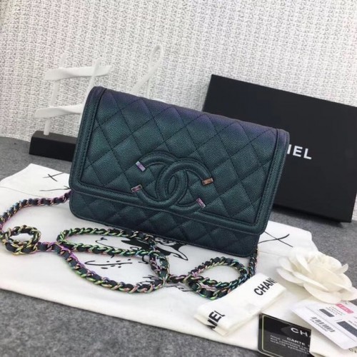 Chanel Classic Clutch mit Kette Genarbtes Kalbsleder silberfarbenes Metall A88447 grün