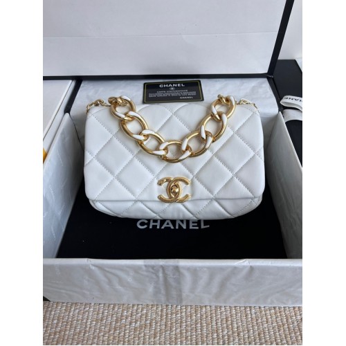 Chanel FLAP BAG Lammleder Goldfarbenes Metall AS3366 weiß