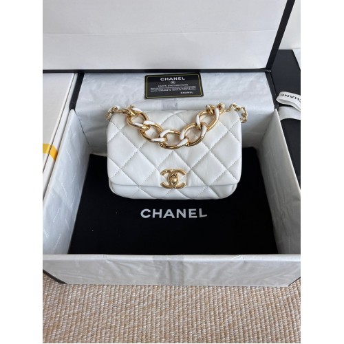 Chanel FLAP BAG Lammleder Goldfarbenes Metall AS3375 weiß