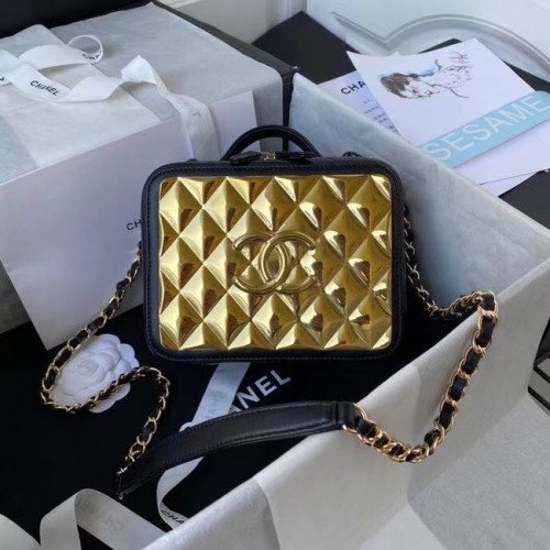 Chanel Kosmetiktasche AS2900 aus goldfarbenem Metall aus Lammleder mit Kristallen aus Kalbsleder in Schwarz