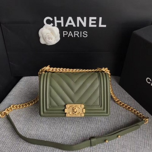 Chanel Le Boy Flap Umhängetasche Original Kalbsleder A67085 grüne Goldschnalle