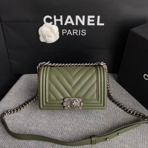 Chanel Le Boy Flap Umhängetasche Original Kalbsleder A67085 grüne silberne Schnalle