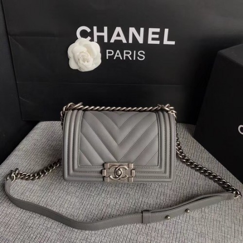 Chanel Le Boy Flap Umhängetasche Original Kalbsleder A67085 grau silberne Schnalle