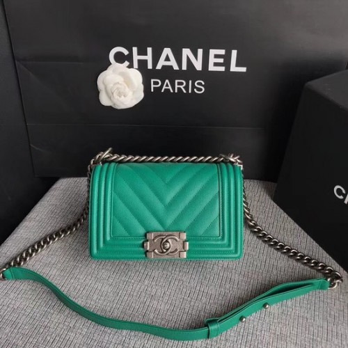 Chanel Le Boy Flap Umhängetasche Original Caviar Leather P67085 grüne silberne Schnalle
