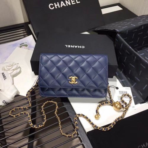 Chanel Original Kleine klassische Lammfell-Überschlagtasche AS33814 blau