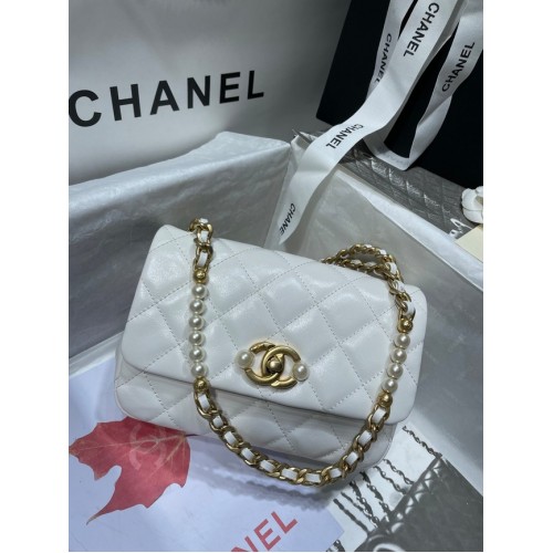 Chanel SMALL FLAP BAG Kalbsleder Imitationsperlen Goldfarbenes Metall AS3000 weiß