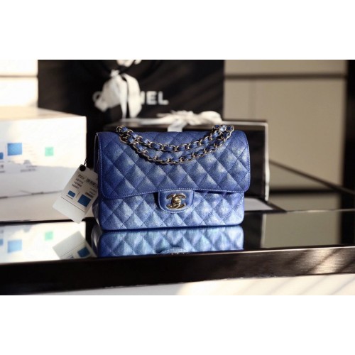 Chanel Small Classic Handtasche Genarbtes Kalbsleder Caviar silberfarbenes Metall A01113 Blau