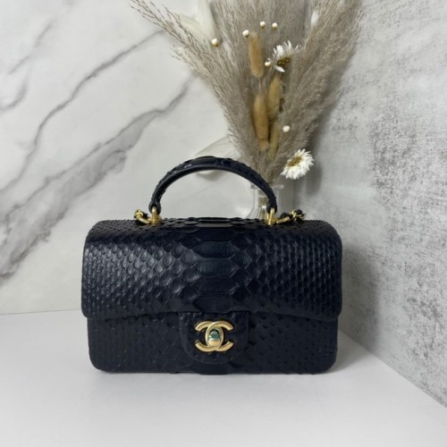 Chanel Mini-Überschlagtasche aus Schlangenhaut mit oberem Griff AB2431 schwarz