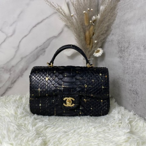 Chanel Mini-Überschlagtasche aus Schlangenhaut mit oberem Griff AS2431 schwarz