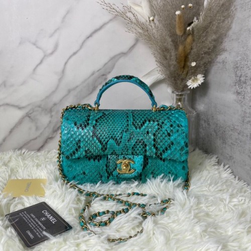 Chanel Mini-Überschlagtasche aus Schlangenhaut mit oberem Griff AS2431 blau