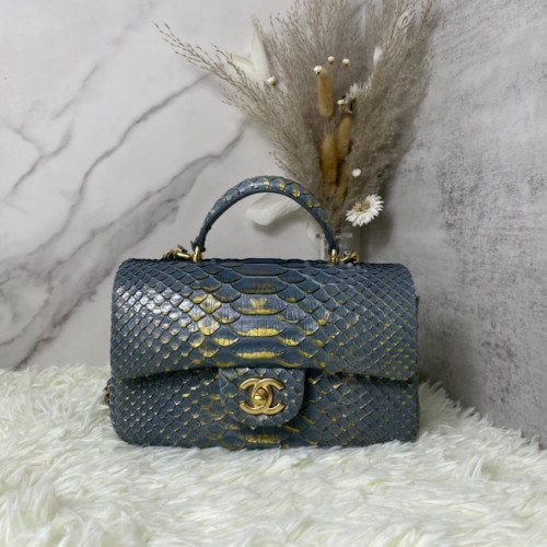 Chanel Mini-Überschlagtasche aus Schlangenhaut mit oberem Griff AS2431 dunkelgrau