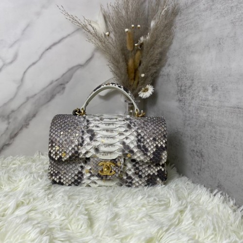 Chanel Mini-Überschlagtasche aus Schlangenhaut mit oberem Griff AS2431 grau