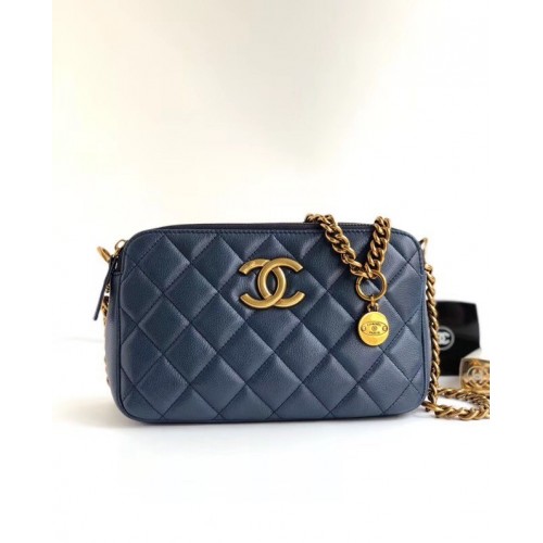 Chanel Classic Clutch mit Kette A94105 blau