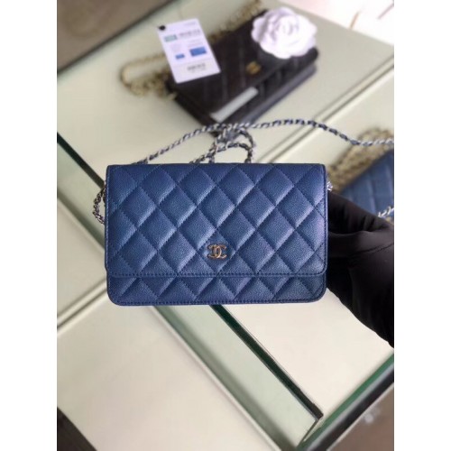 Klassisches Chanel-Portemonnaie an Kette Genarbtes Kalbsleder Silberfarbenes Metall 33814 Perlmuttblau