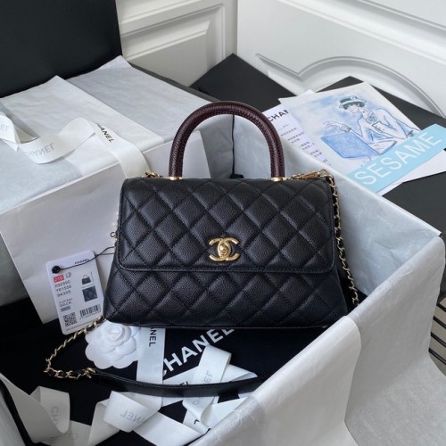 Chanel Klappentasche mit rotem Griff oben Genarbtes Kalbsleder A92990 schwarz