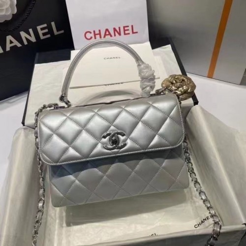 Chanel Klappentasche mit oberem Griff AS2215 Silber