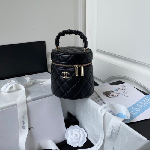 Chanel Lammfell-Henkeltasche AP2730 schwarz