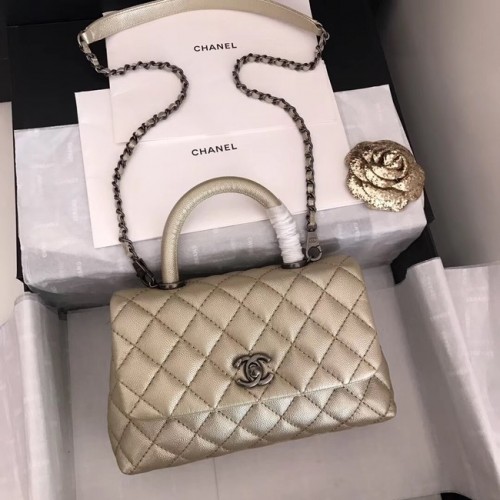 Chanel Original Caviar Leather Flap Bag Top Handle A92290 Hellgold- und silberfarbenes Metall