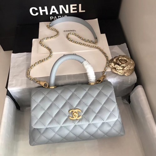 Chanel Original Kaviarleder-Überschlagtasche mit oberem Griff A92290 Hellblau und goldfarbenes Metall