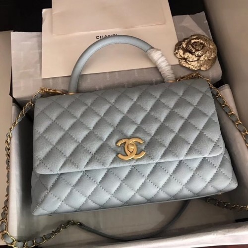 Chanel Original Kaviarleder-Überschlagtasche mit oberem Griff A92292 hellblaues und goldfarbenes Metall