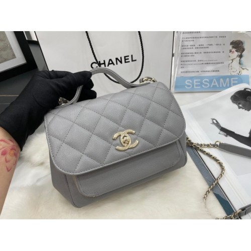 Chanel kleine Überschlagtasche Kalbsleder Goldfarbenes Metall A93749 hellgrau