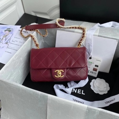 Chanel kleine Überschlagtasche Lammleder Goldfarbenes Metall AS2210 Burgund