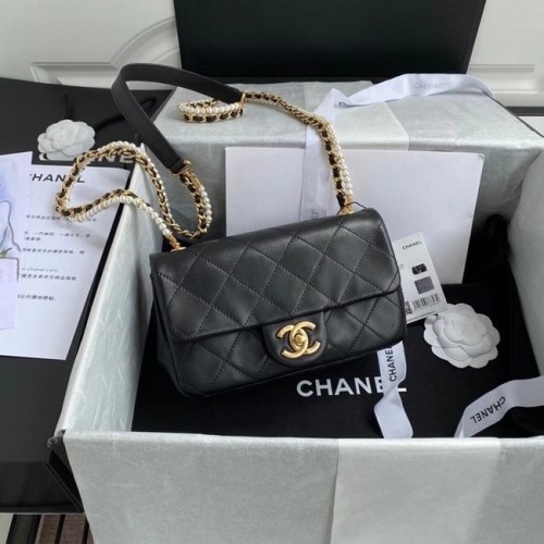 Chanel kleine Überschlagtasche Lammleder Goldfarbenes Metall AS2210 schwarz