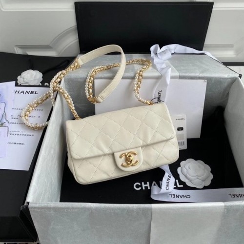 Chanel kleine Überschlagtasche Lammleder Goldfarbenes Metall AS2210 weiß