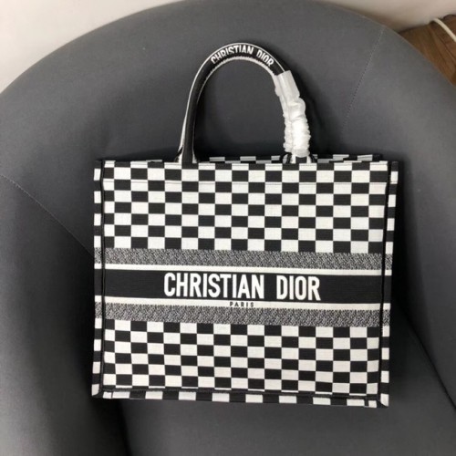DIOR BOOK TOTE BAG AUS STICKEREI AUS SCHWARZ-WEISSEM LEINWAND M1286