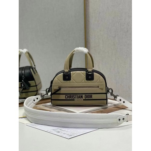 DIOR mittelgroße Tragetasche aus Leder mit Prägung C9178A Apricot