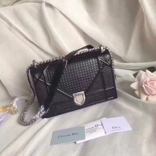 DIORAMA-TASCHE AUS SCHWARZEM KALBSLEDER IN METALLIC MIT MIKRO-CANNAGE-MOTIV M0422