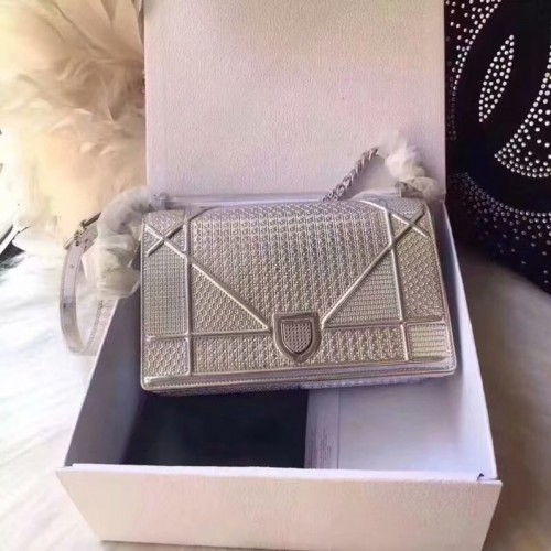 DIORAMA-TASCHE AUS SIlouis VuittonER-TONE METALLISCHEM KALBSLEDER MIT MIKRO-CANNAGE-MOTIV M0422