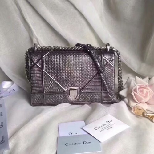 DIORAMA TASCHE METALLISCHES KALBSLEDER MIT MIKRO-CANNAGE-MOTIV M0422 GRAU