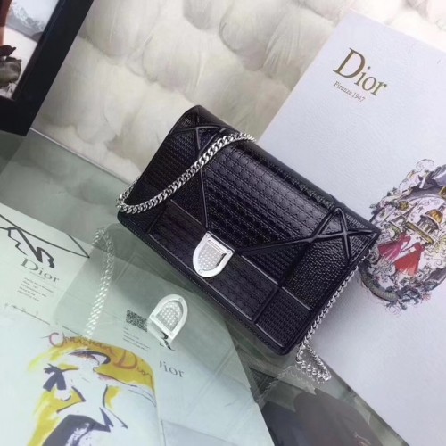 DIORAMA BRIEFTASCHE MIT KETTENCLUTCH METALLISCHES KALBSLEDER MIT MICRO-CANNAGE-MOTIV S0328 schwarz