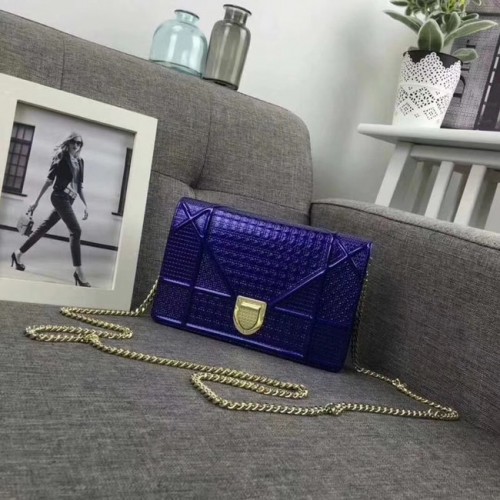 DIORAMA BRIEFTASCHE MIT KETTENCLUTCH METALLISCHES KALBSLEDER MIT MICRO-CANNAGE-MOTIV S0328 blau