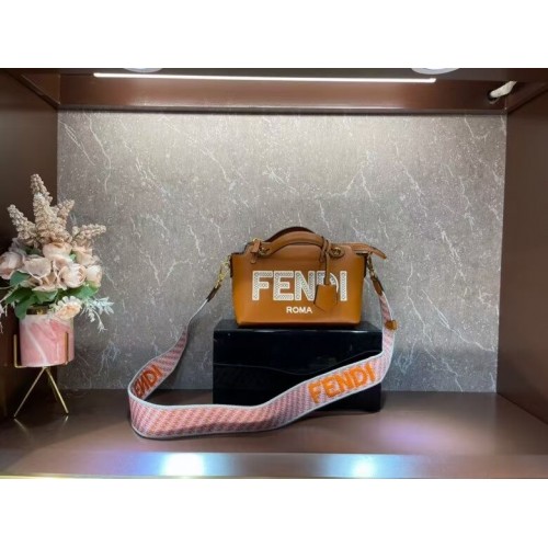 FENDI Tasche aus geflochtenem Stroh F6531 Kamel