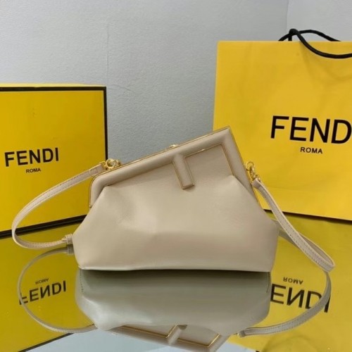 FENDI FIRST SMALL Cremefarbene Ledertasche 8BP129A