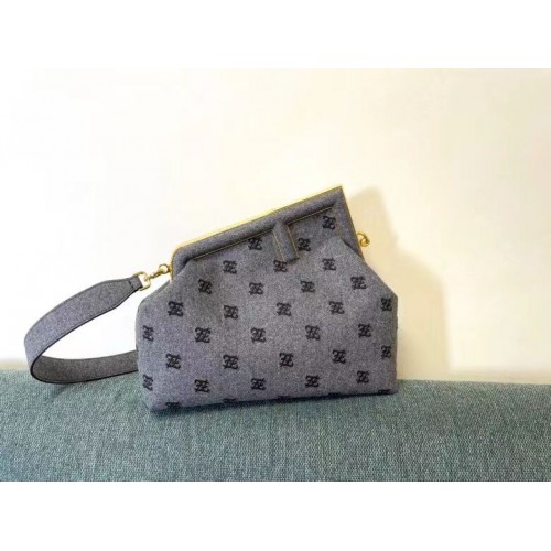 FENDI FIRST MEDIUM Flanelltasche mit Stickerei 8BP127A grau
