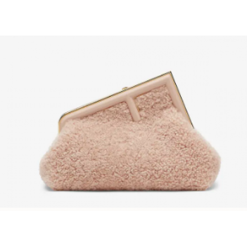 FENDI FIRST SMALL Tasche aus rosa Schaffell 8BP129AH