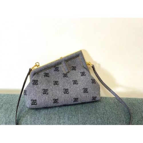 FENDI FIRST KLEINE Flanelltasche mit Stickerei 8BP129A GRAU