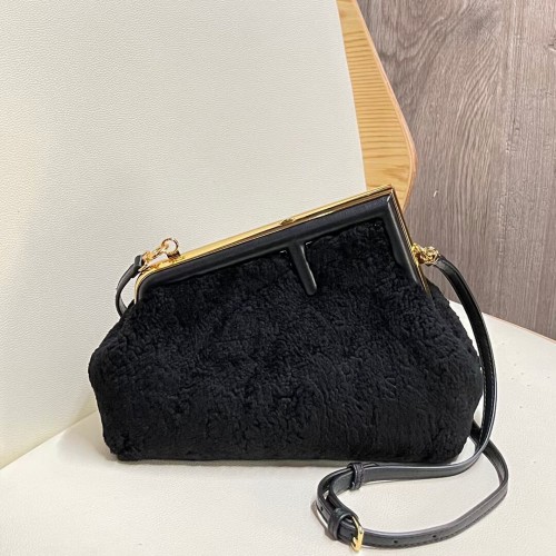 FENDI FIRST SMALL Tasche aus Wollschaffell 5FB2217 schwarz