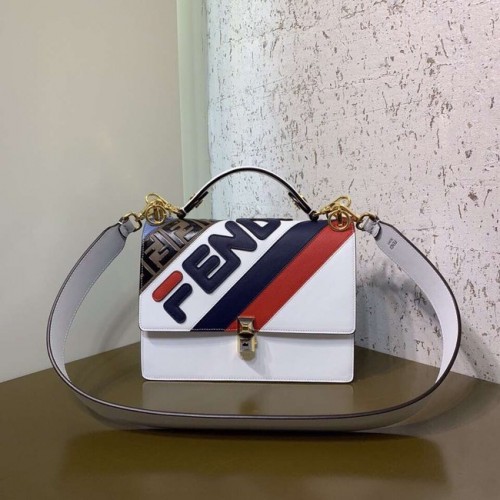 FENDI Kan I Schultertasche aus Leder 8BT283B weiß