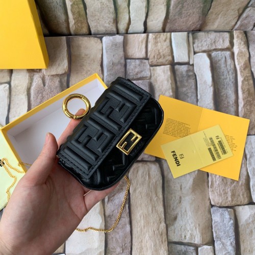 FENDI NANO BAGUETTE CHARM Nappaleder 7AR844 Schwarz