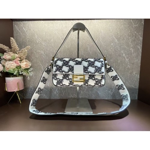 Fendi BAGUETTE Tasche aus geflochtenem Leder in Schwarz und Grau 8BR600A
