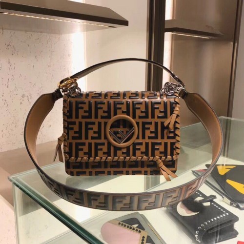 Fendi Schultertasche mit Überschlag aus Kalbsleder 6885 braun
