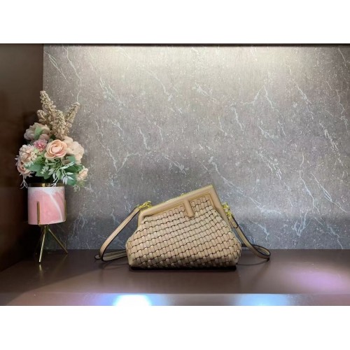 Fendi First Small Leder-Interlace-Tasche 8BP129A apricot